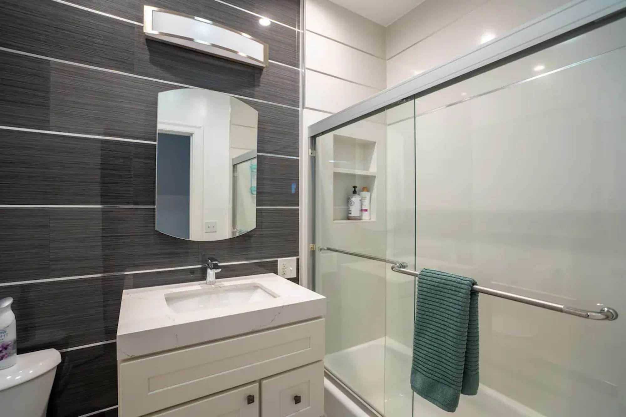 thumbnail view of a listing photo