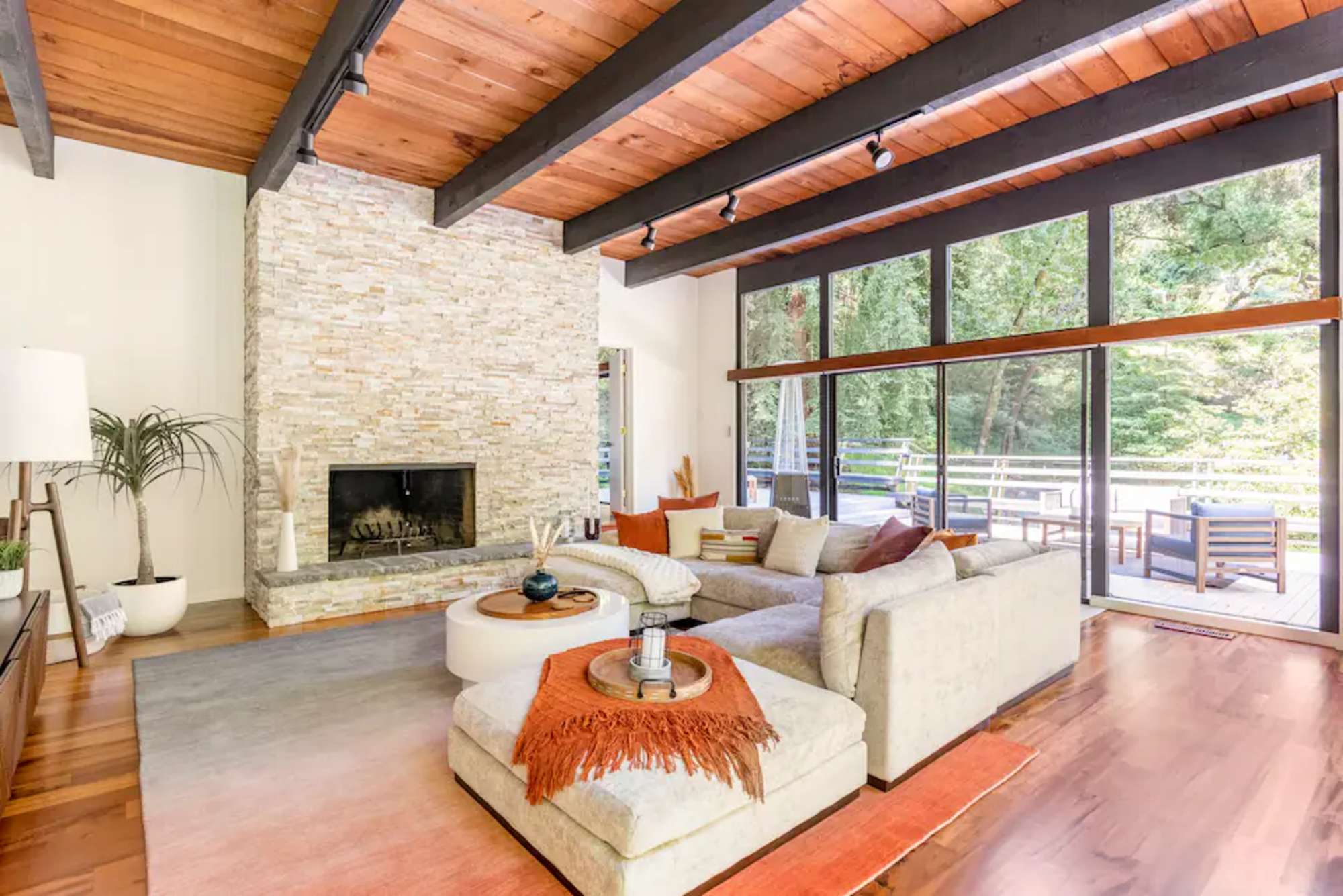 thumbnail view of a listing photo