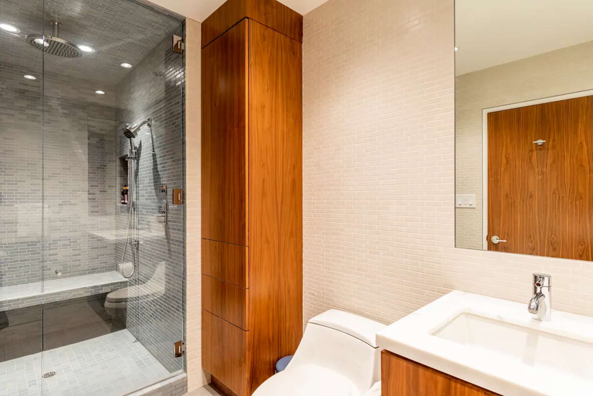thumbnail view of a listing photo