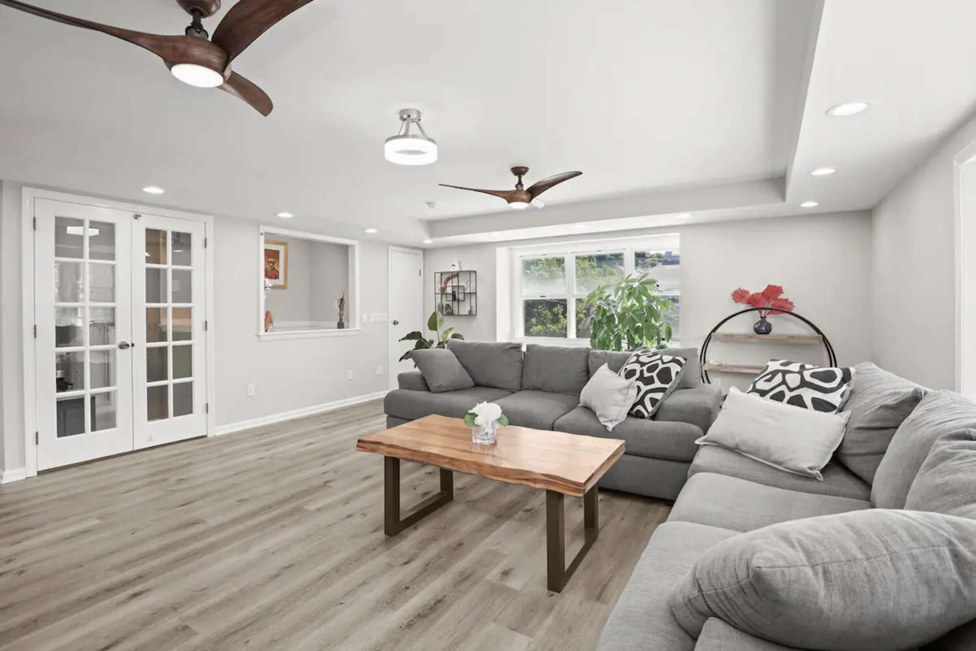 thumbnail view of a listing photo