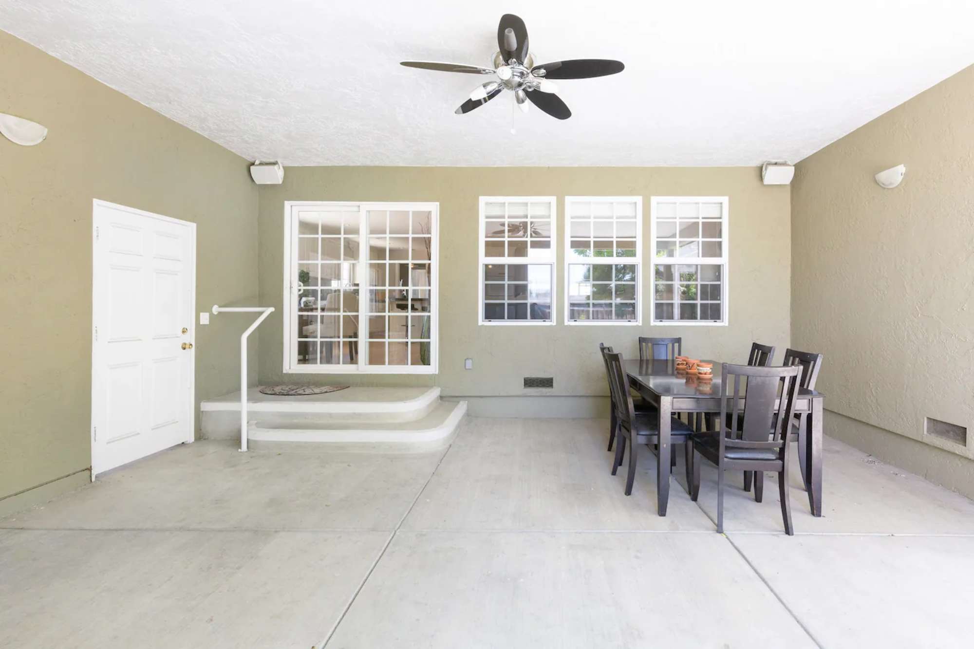 thumbnail view of a listing photo