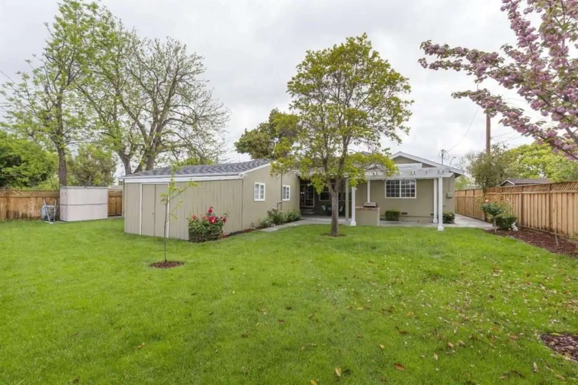 thumbnail view of a listing photo