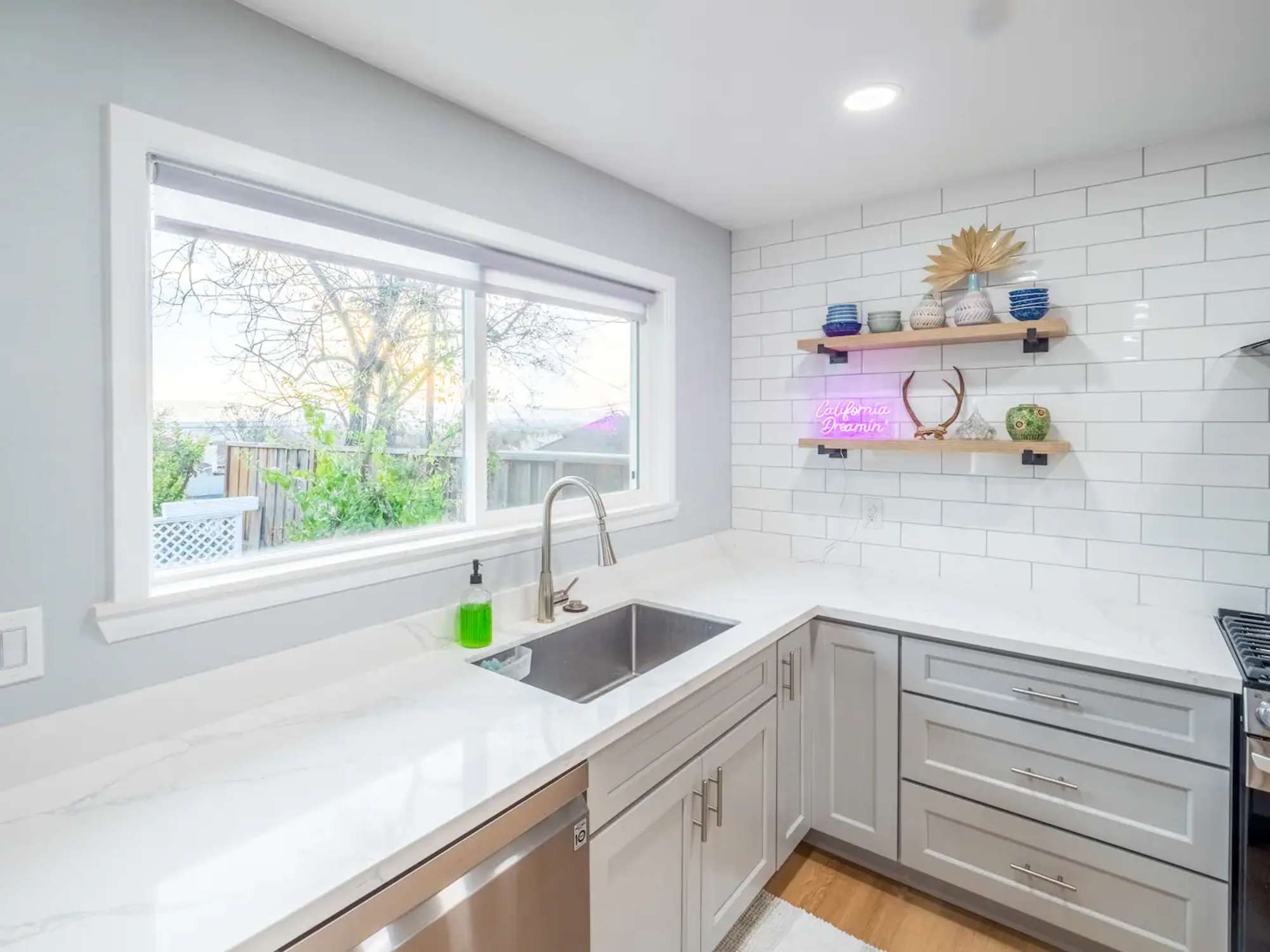 thumbnail view of a listing photo