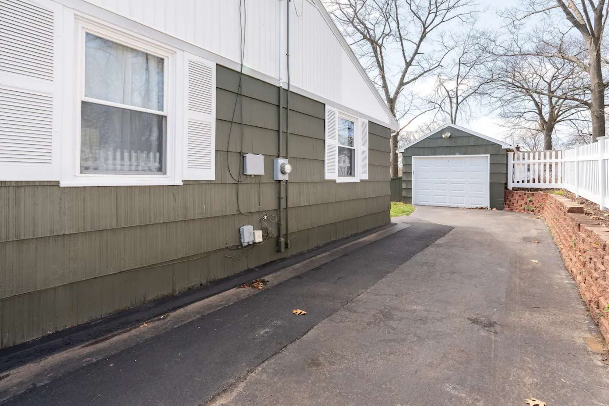 thumbnail view of a listing photo