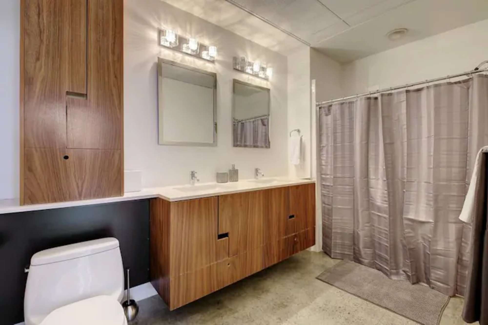 thumbnail view of a listing photo