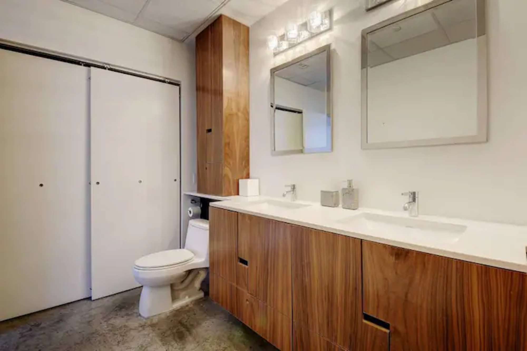 thumbnail view of a listing photo