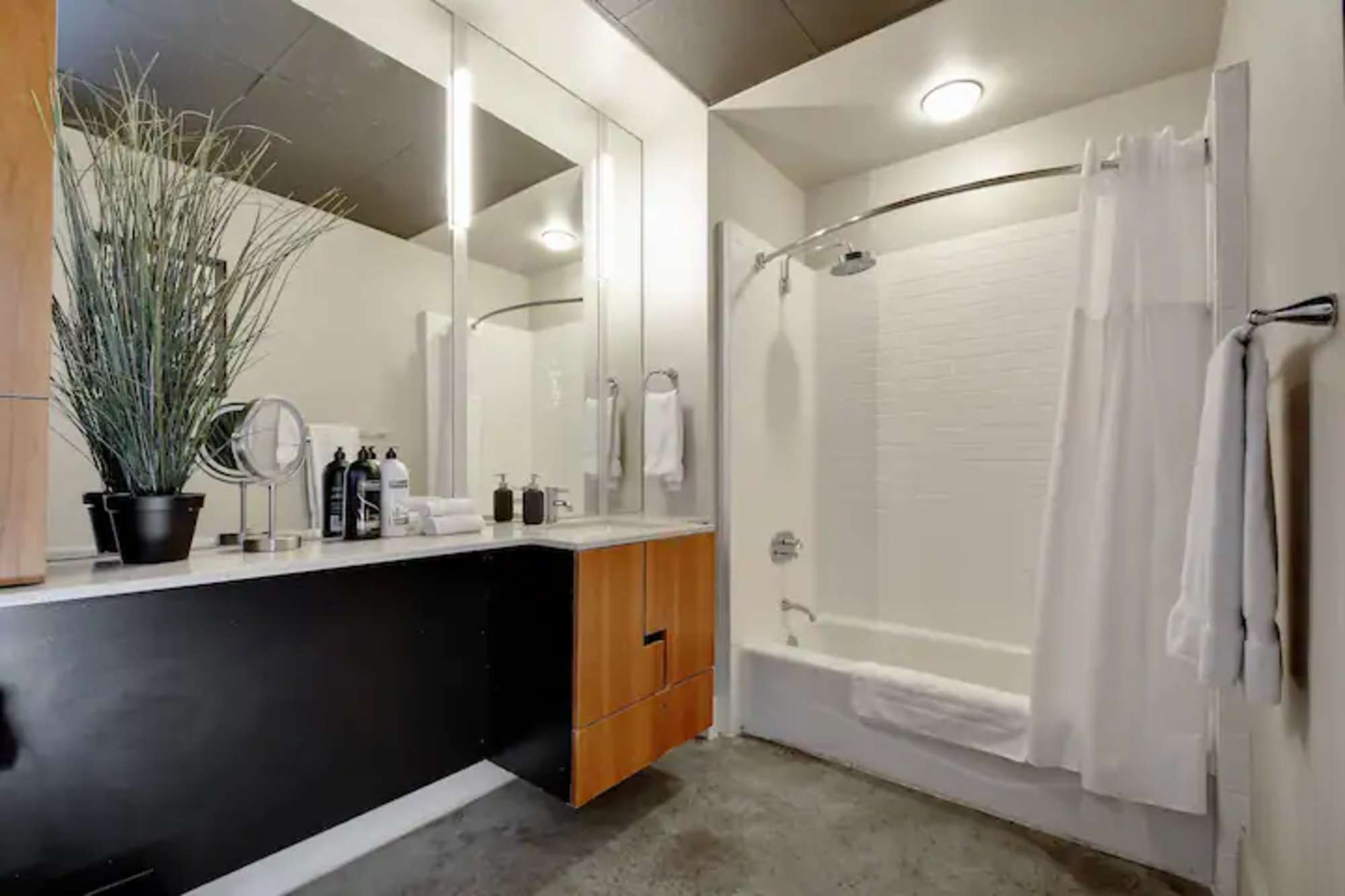 thumbnail view of a listing photo