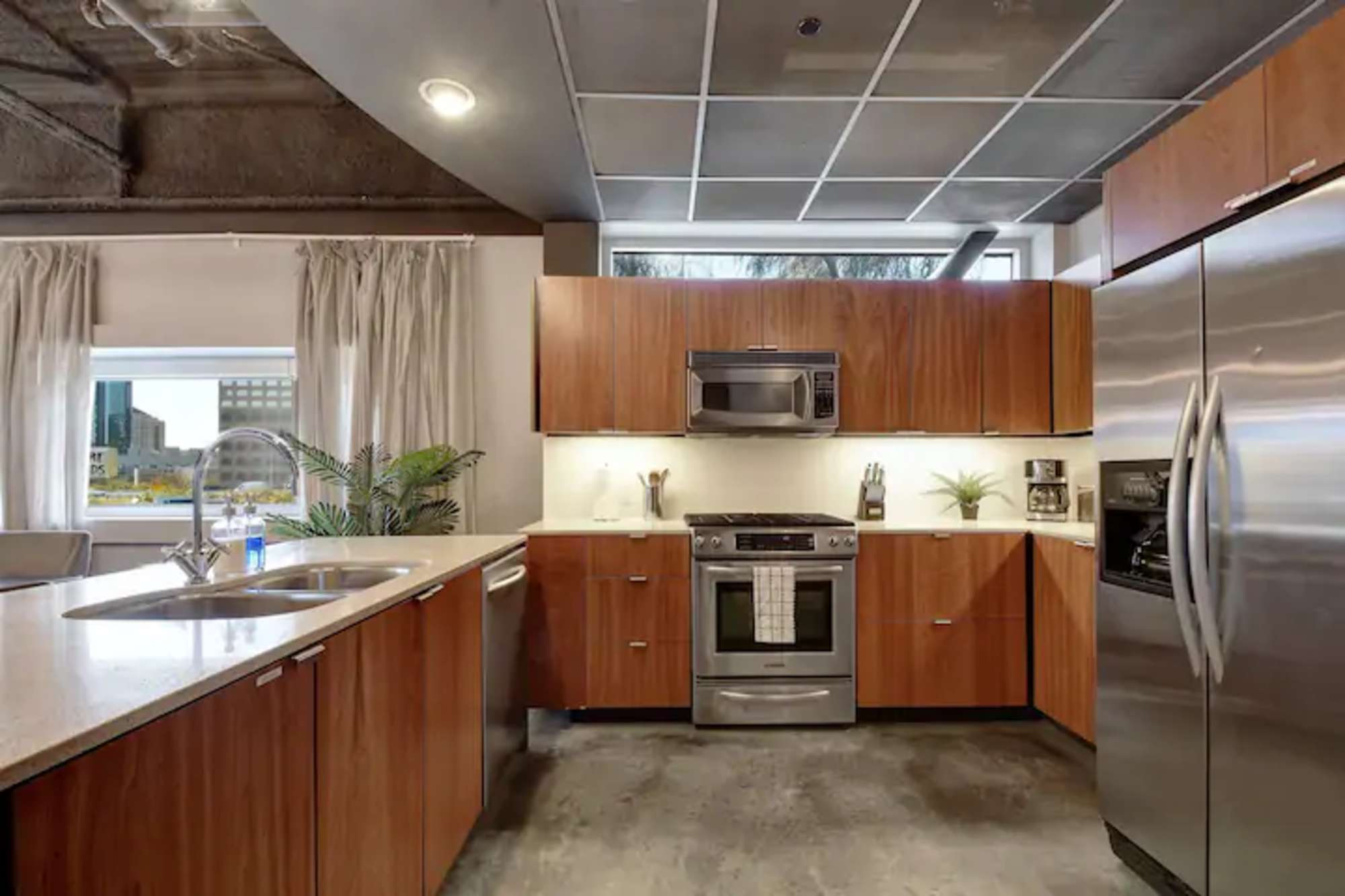 thumbnail view of a listing photo