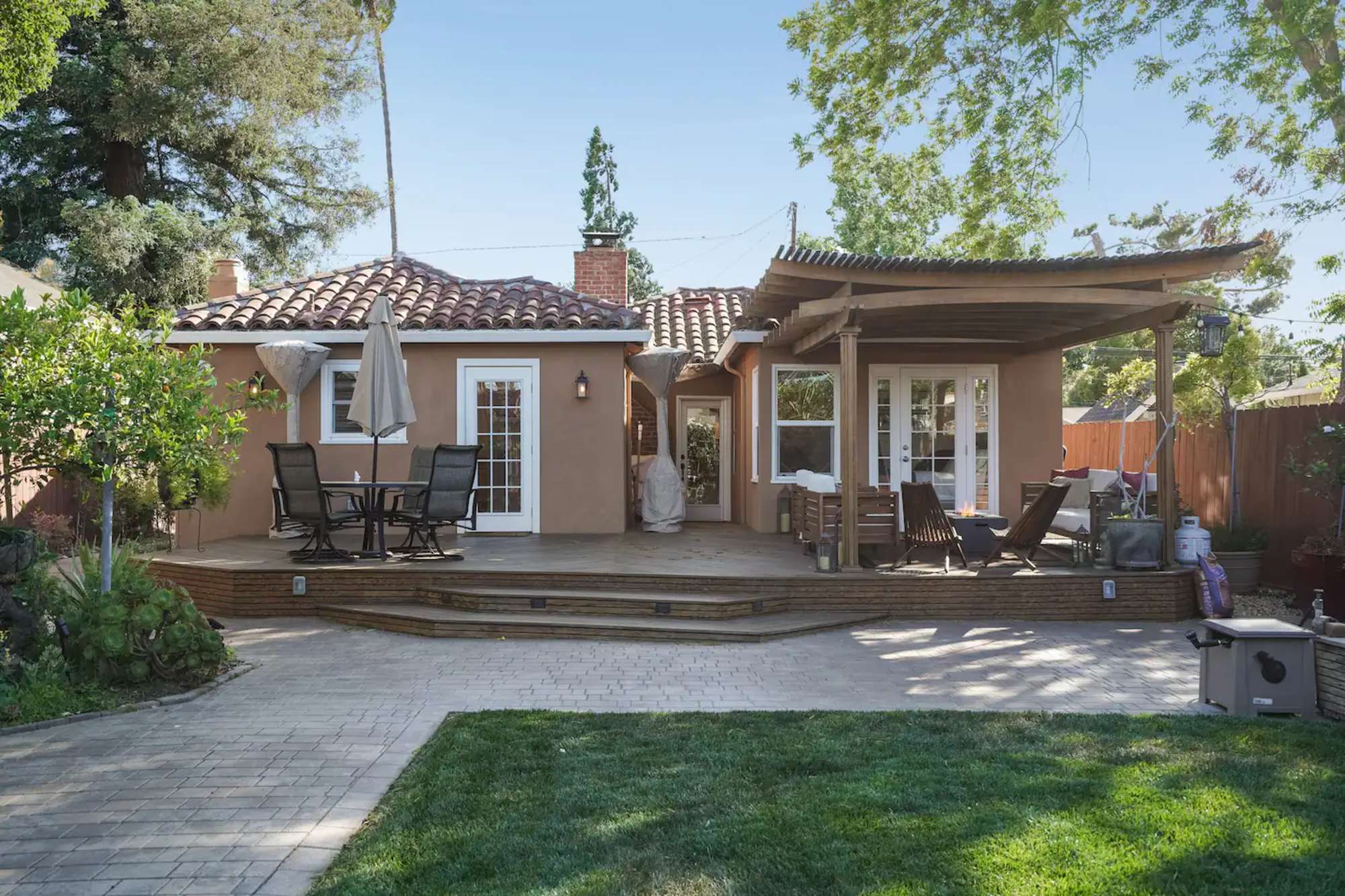 thumbnail view of a listing photo