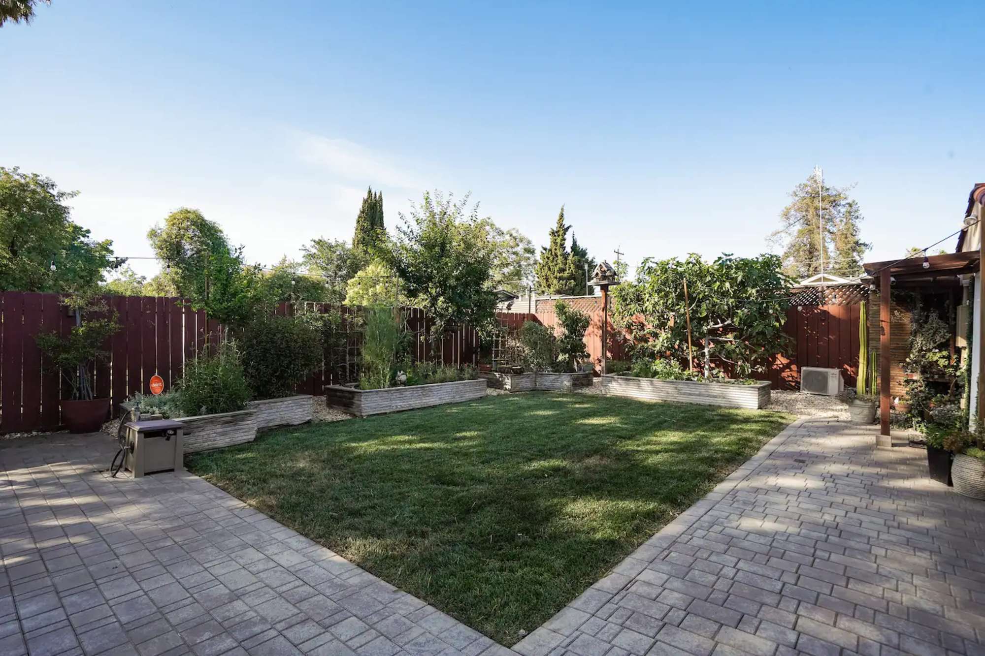 thumbnail view of a listing photo