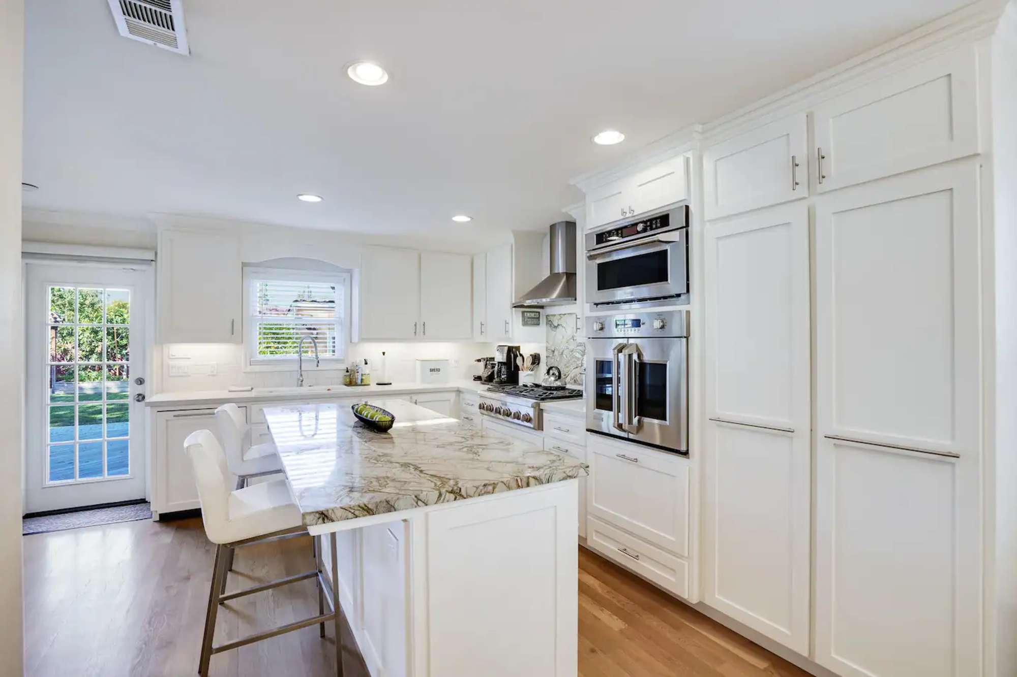 thumbnail view of a listing photo