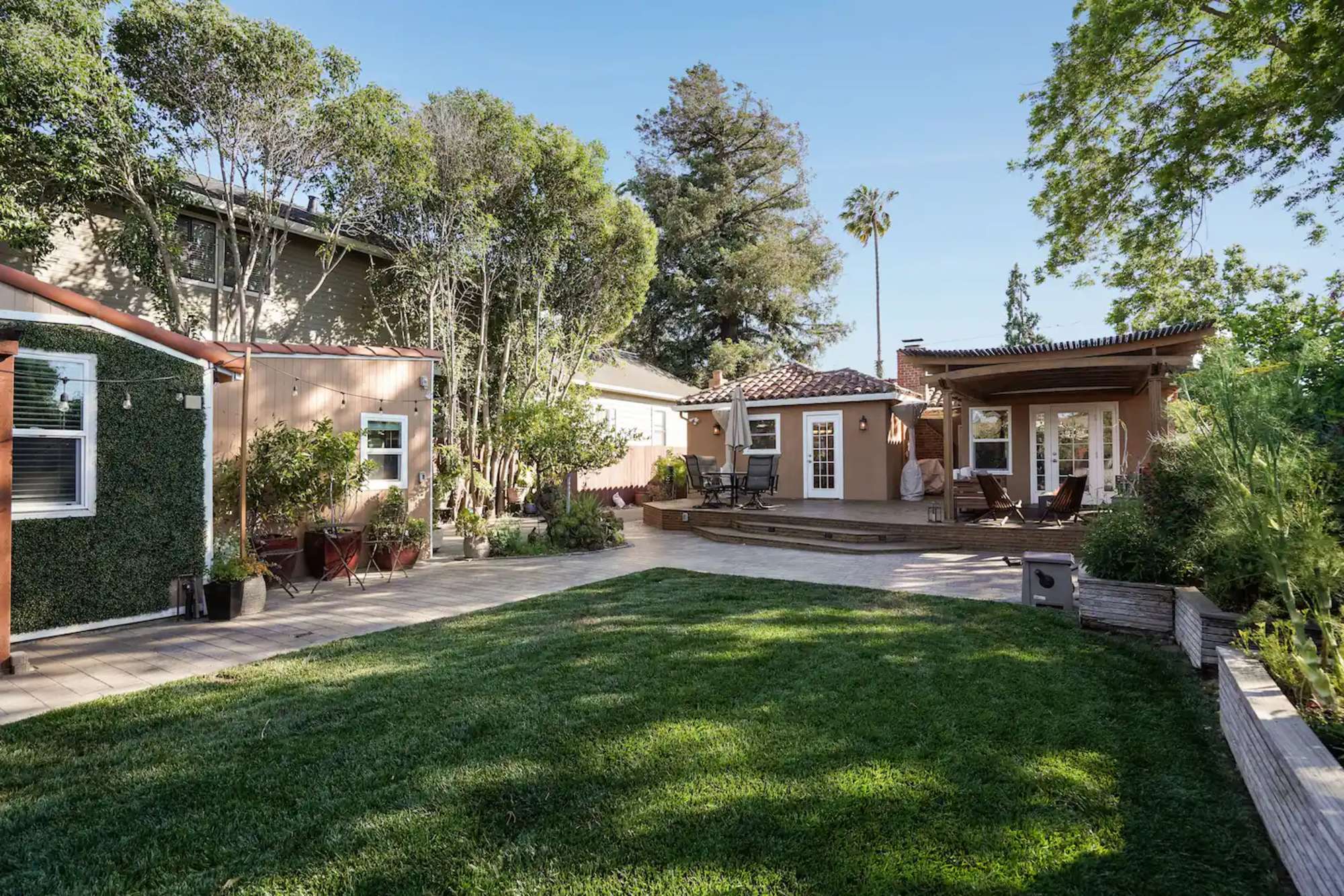 thumbnail view of a listing photo