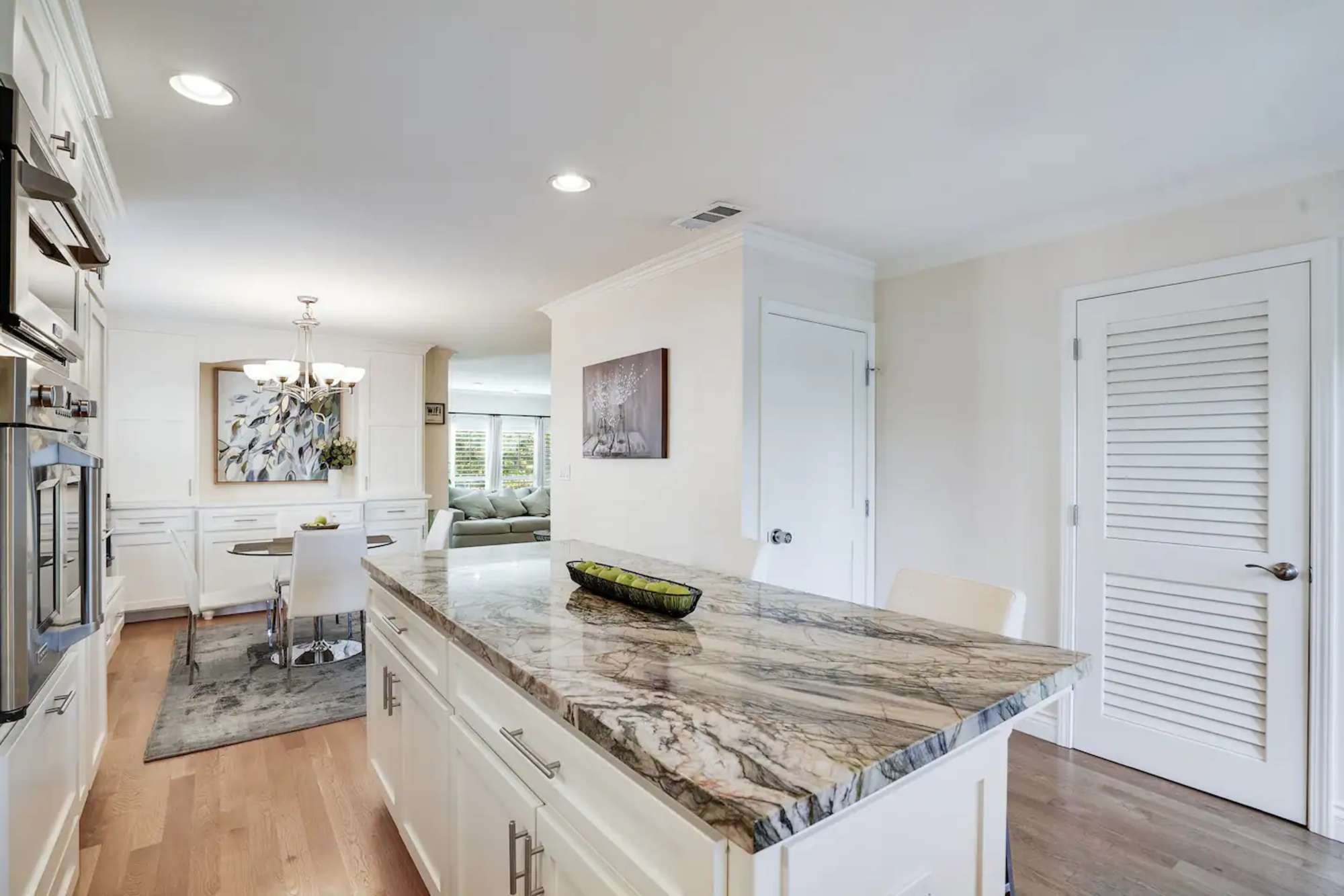 thumbnail view of a listing photo