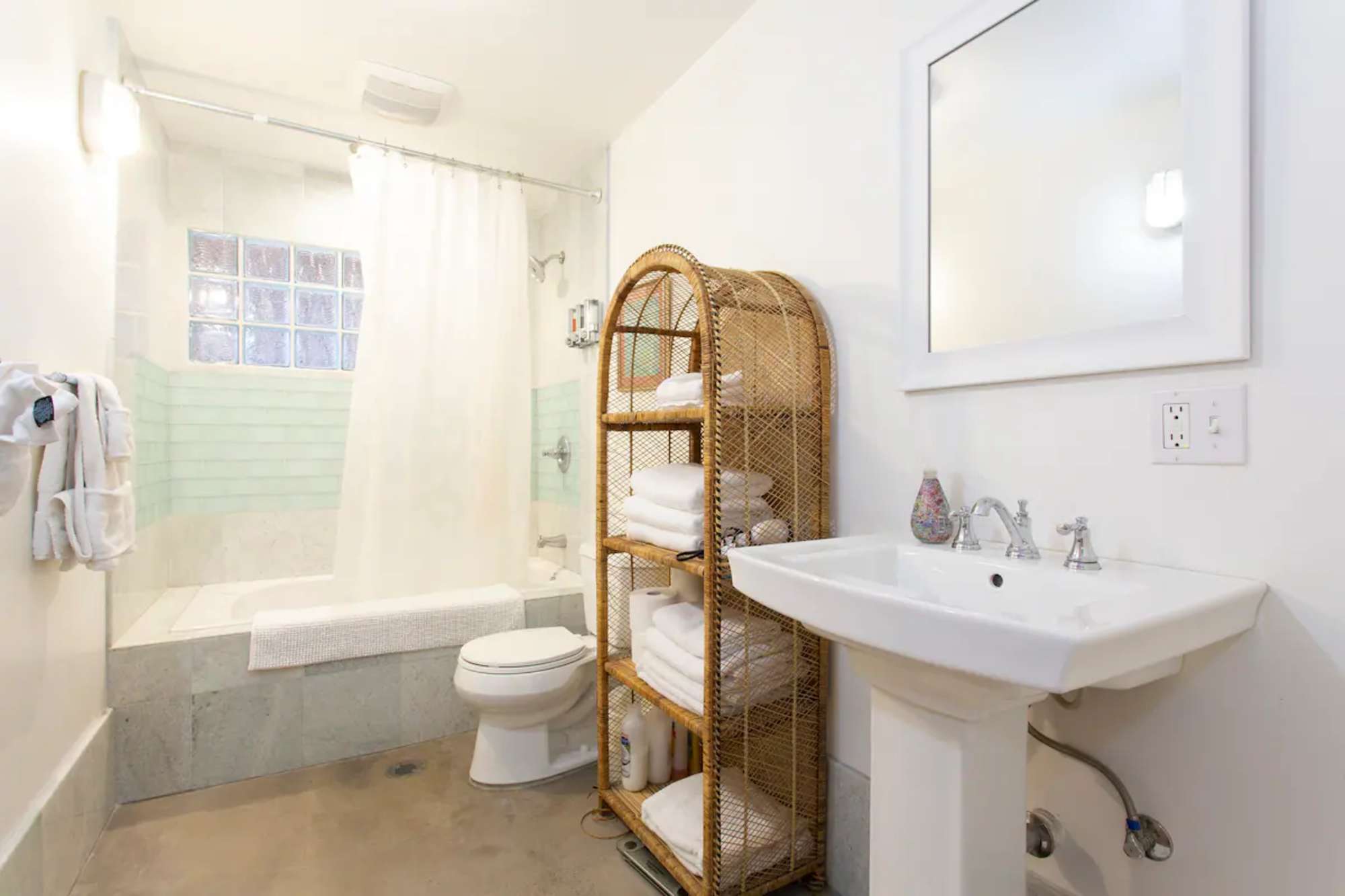 thumbnail view of a listing photo