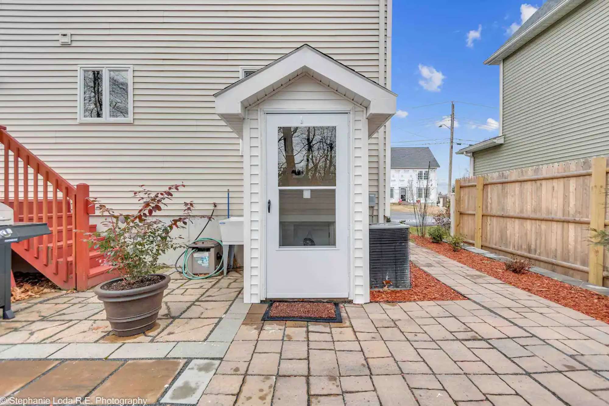 thumbnail view of a listing photo