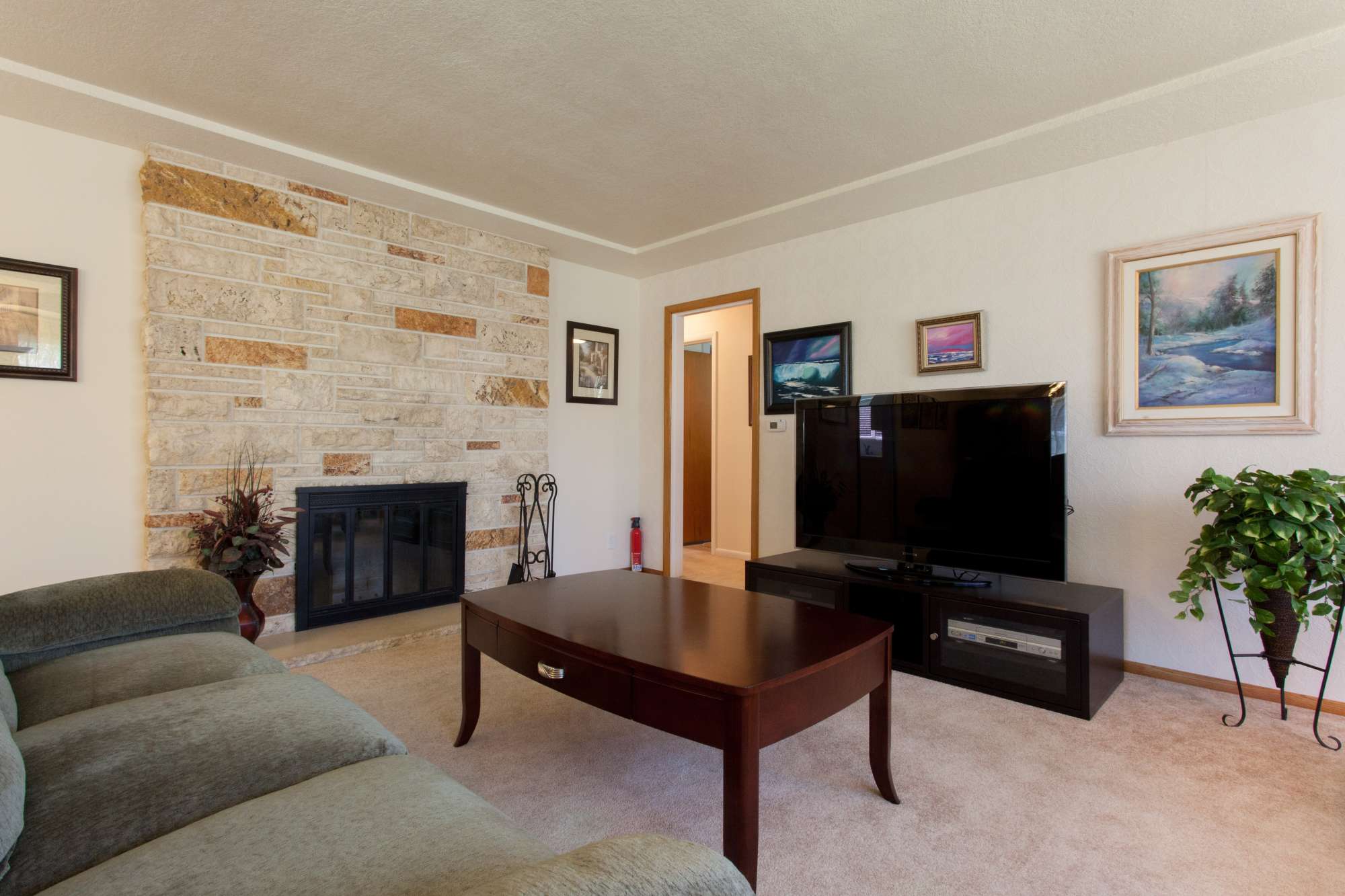 thumbnail view of a listing photo