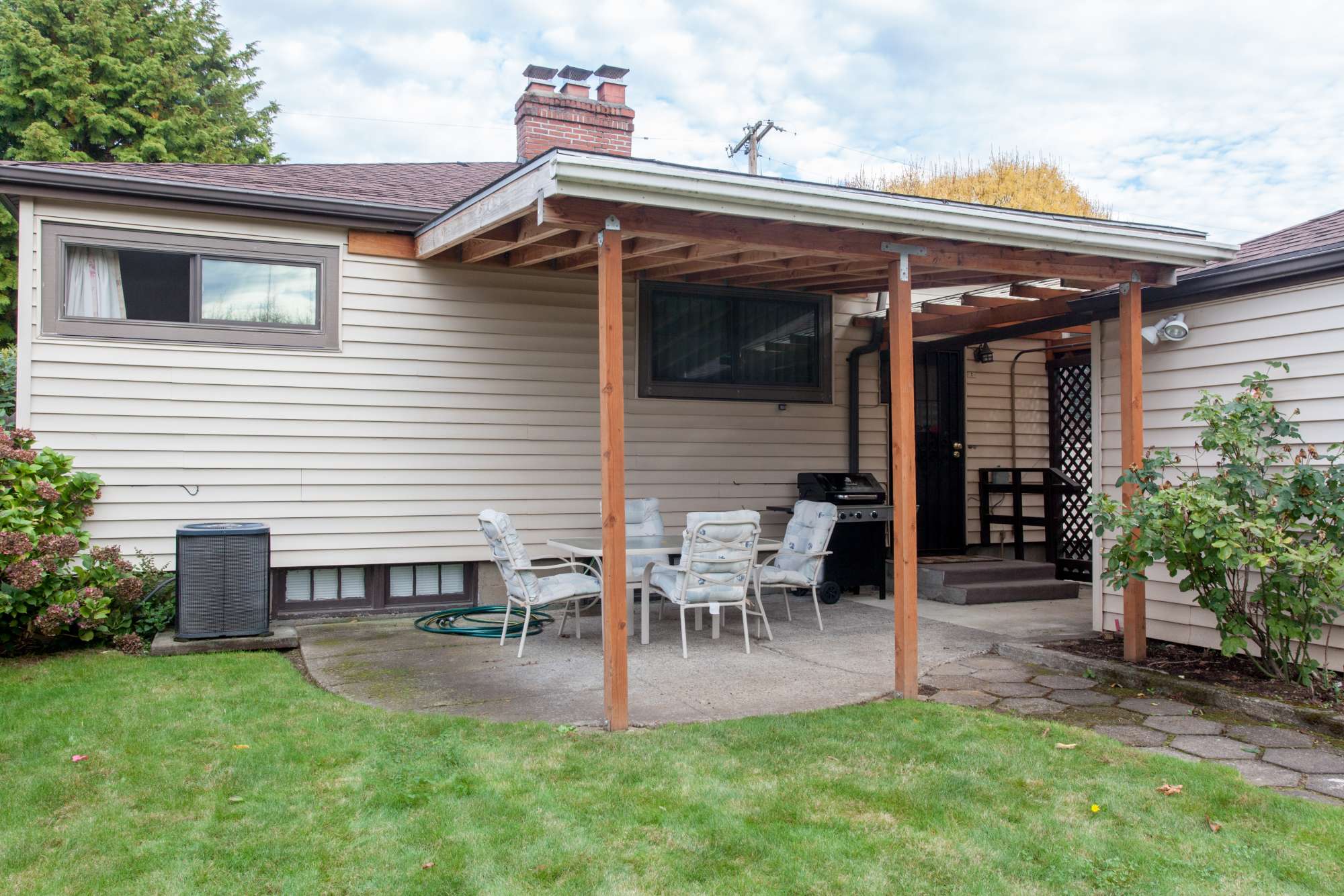 thumbnail view of a listing photo