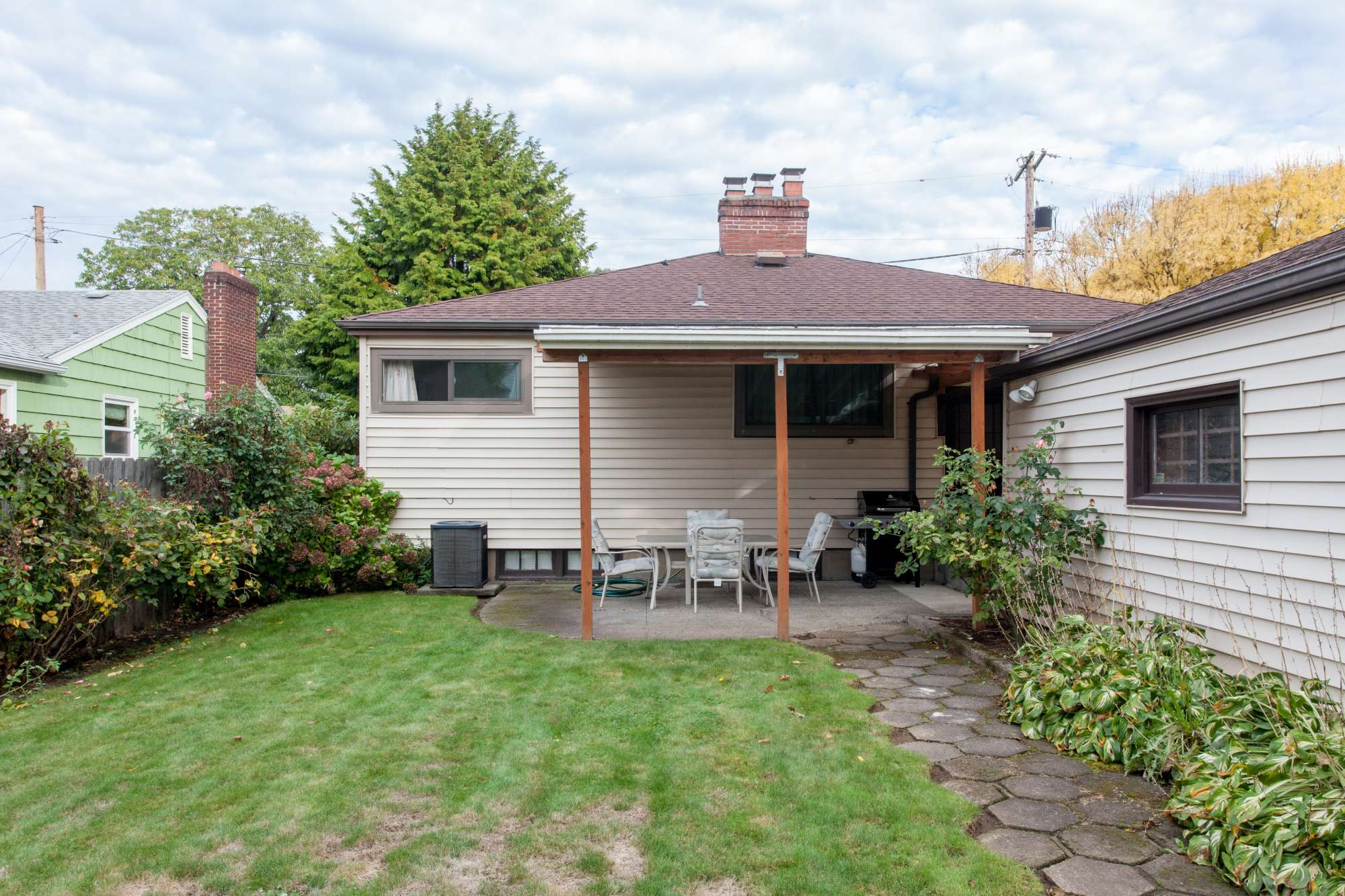 thumbnail view of a listing photo