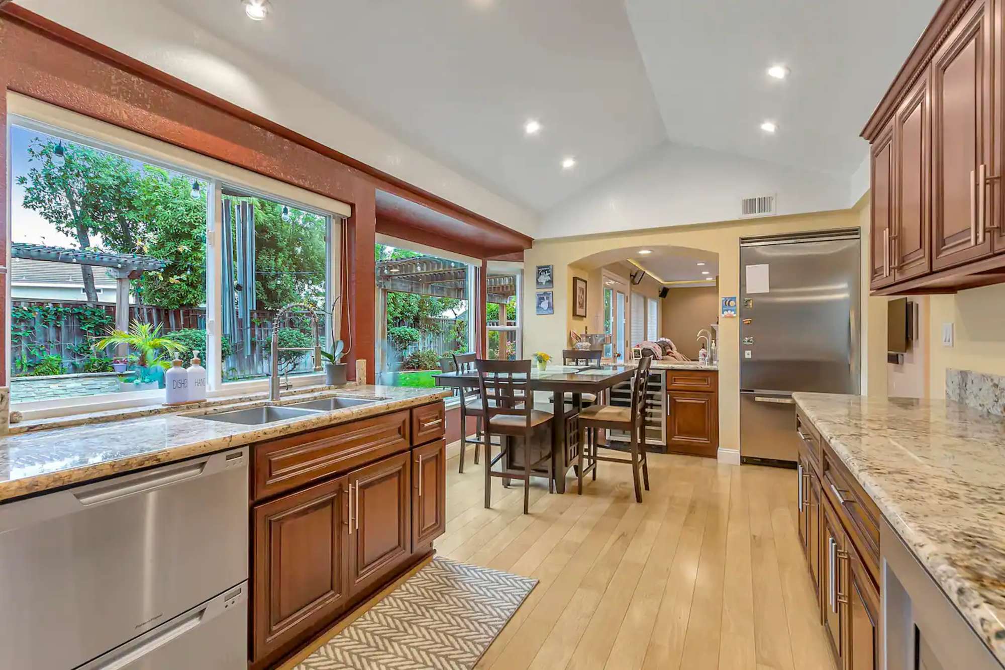 thumbnail view of a listing photo