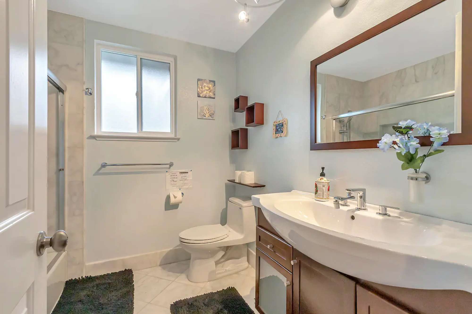 thumbnail view of a listing photo