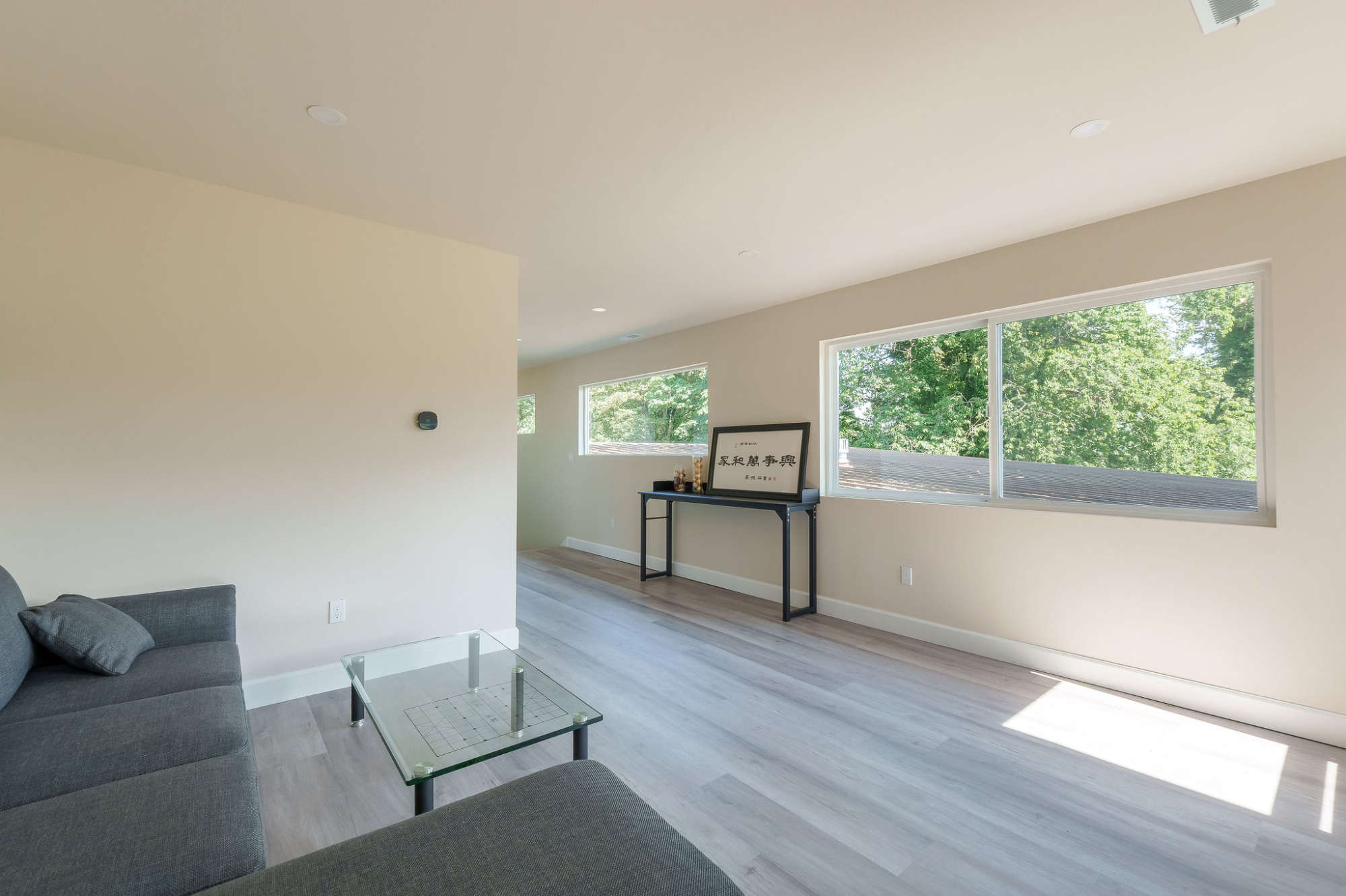 thumbnail view of a listing photo