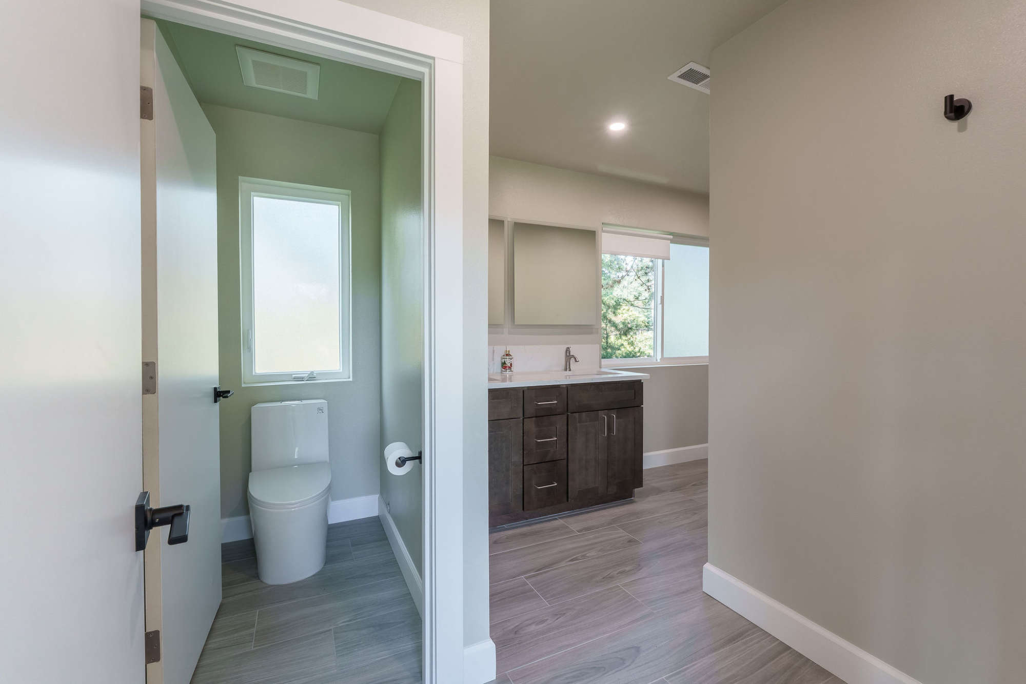 thumbnail view of a listing photo