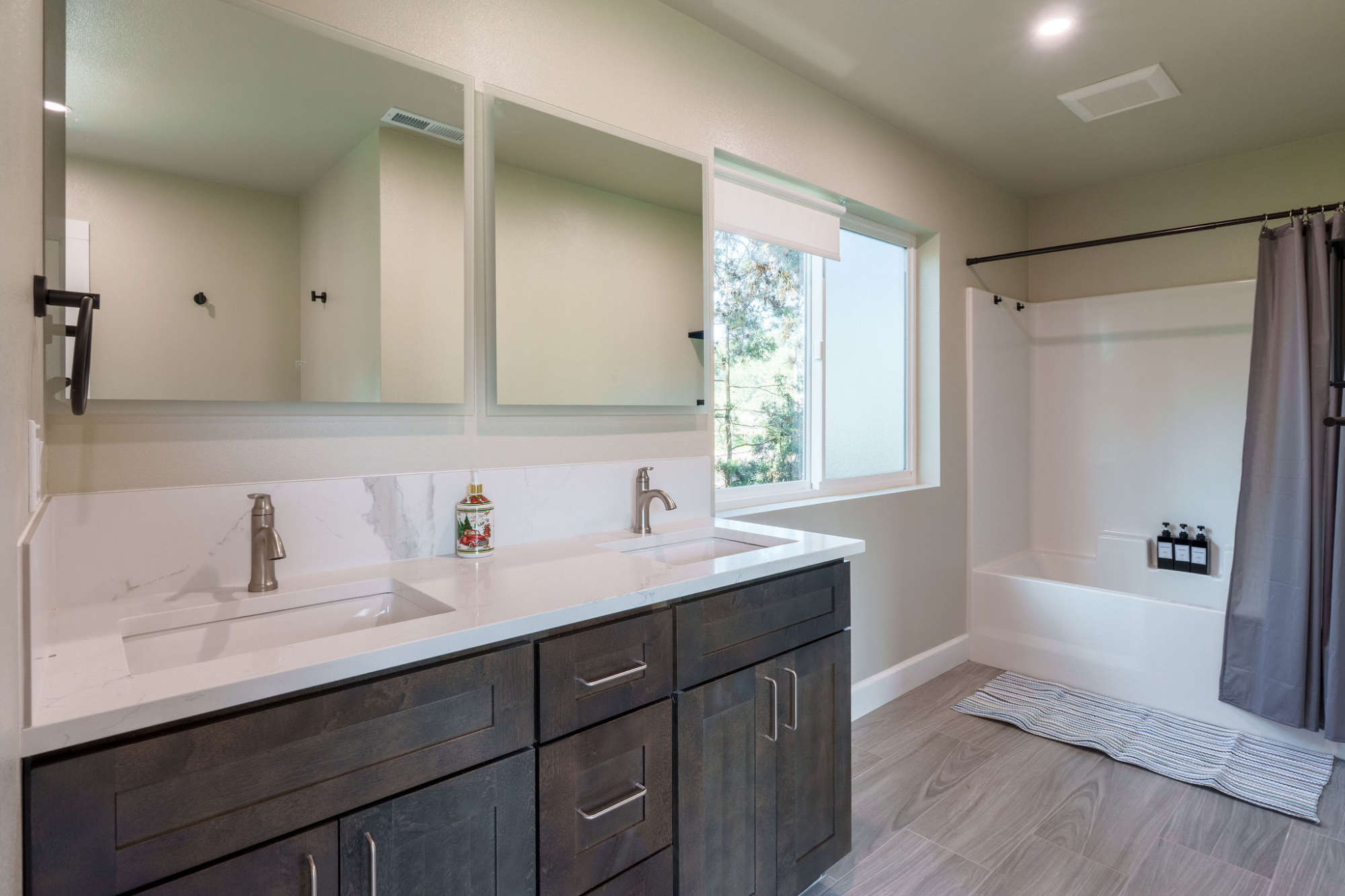 thumbnail view of a listing photo