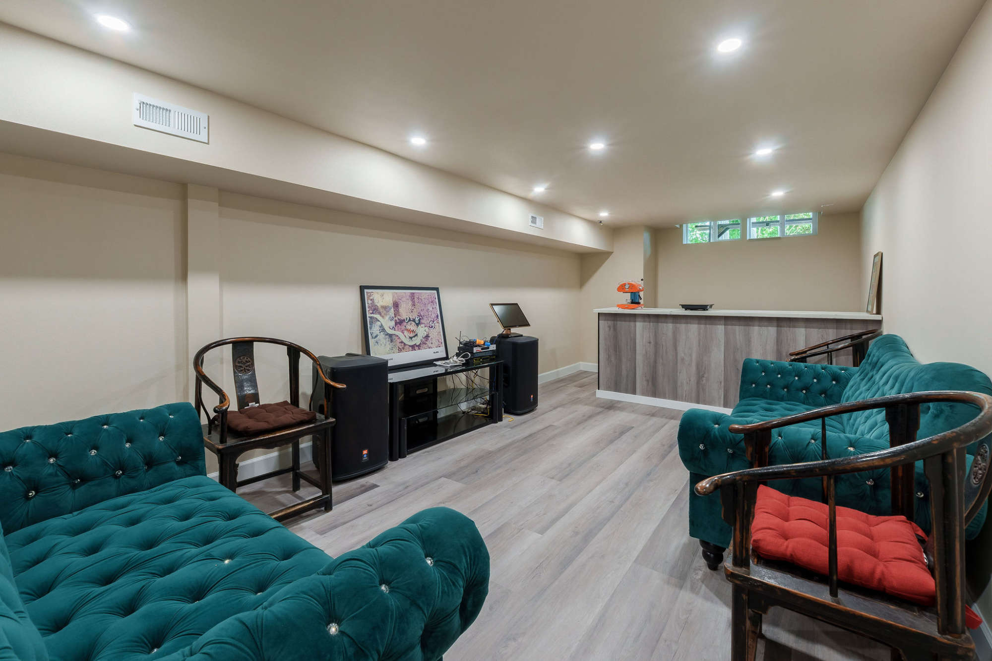 thumbnail view of a listing photo