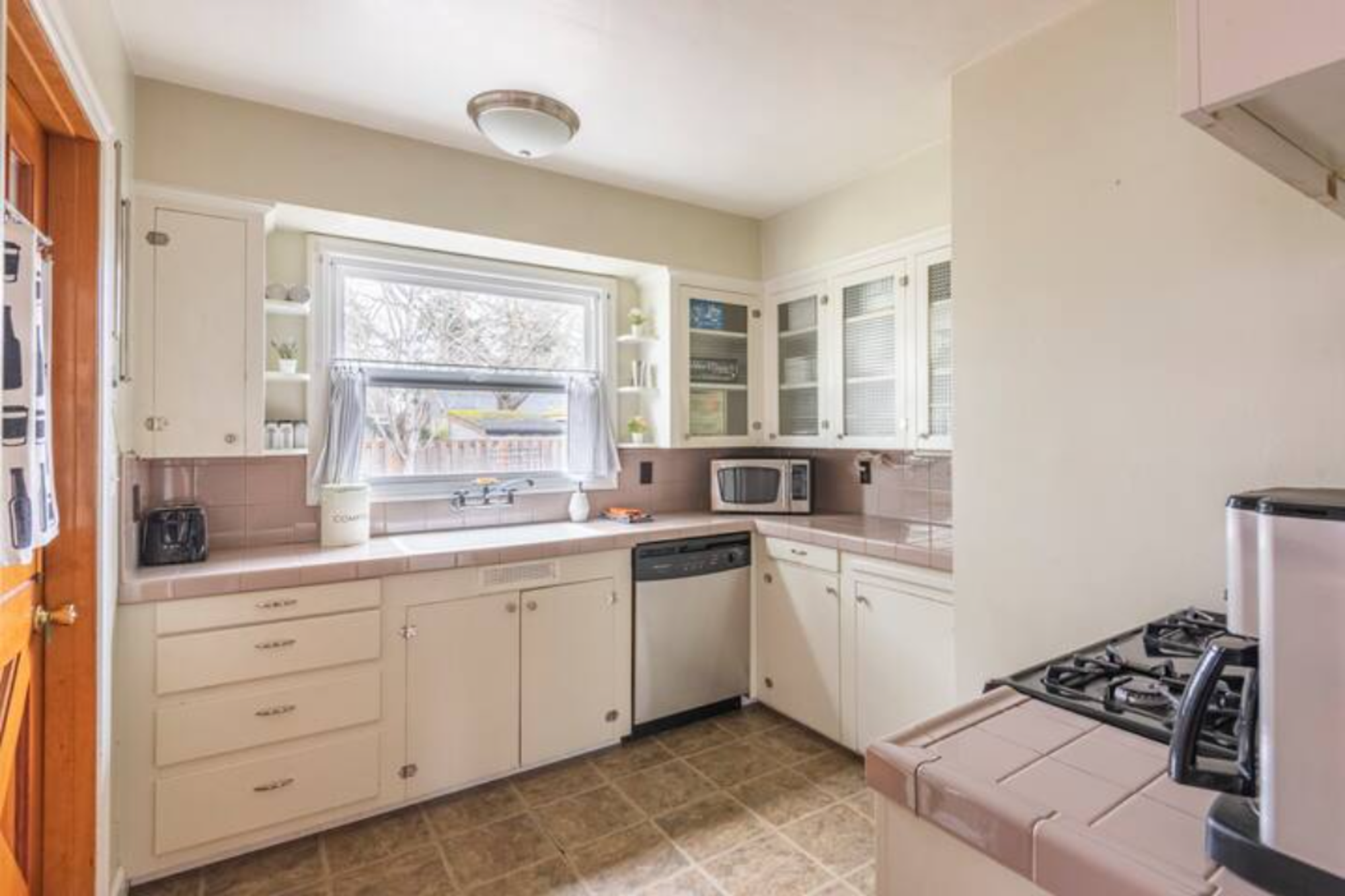 Full kitchen with all amenities found in a typical home