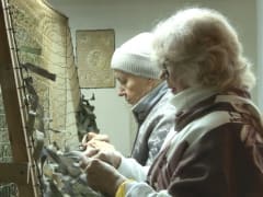 Двойная защита. В анапском храме ежедневно плетут маскировочные сети