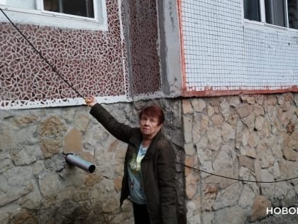 Оборванный провод несколько дней лежит во дворе Новороссийска. А вдруг он опасен для жизни?