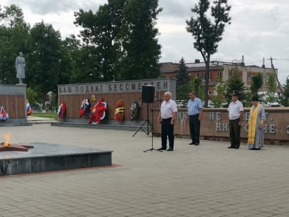 Сегодня состоялся митинг на Мемориале Славы в Центральном парке станицы