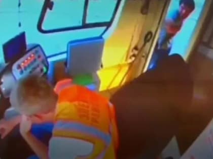 В Краснодаре ищут мужчину, распылившего газ из баллончика в кабине водителя трамвая