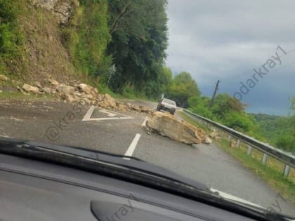 Камнепад затруднил движение в Сочи