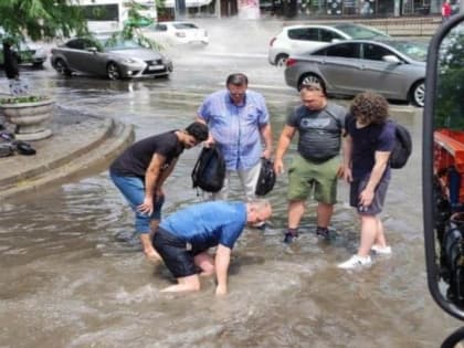 В Ростове-на-Дону в залитую водой яму проваливаются люди