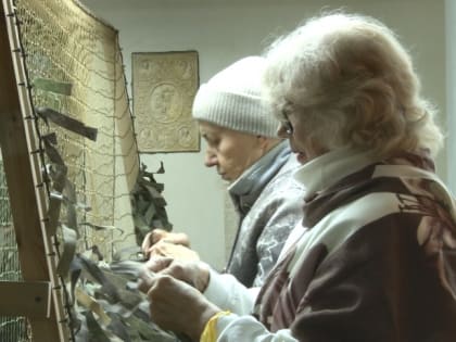 Двойная защита. В анапском храме ежедневно плетут маскировочные сети
