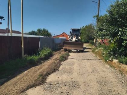 Тяжелая коммунальная техника продолжает выравнивать межквартальные проезды в гравийном исполнении