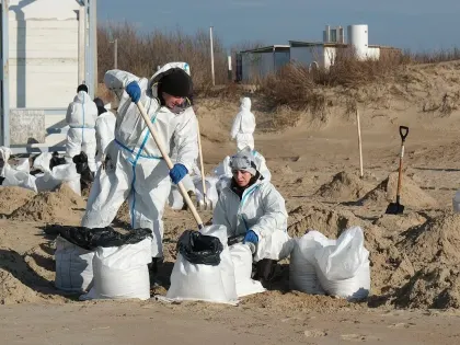 Более 102 тыс. тонн песка с мазутом вывезли с пляжей Анапы и Темрюкского района