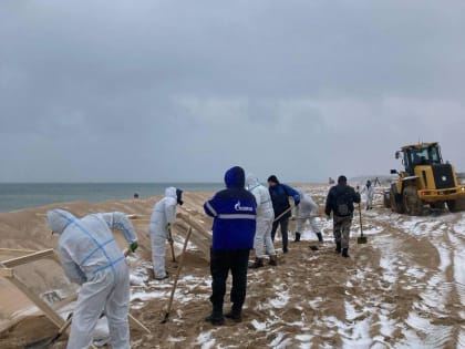 Непогода не помешала продолжению работ по уборке пляжей Анапы от мазута
