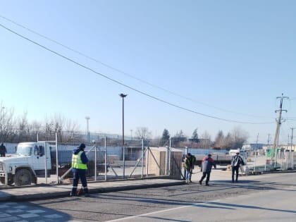 В Крымске начали убирать городскую прибордюрку