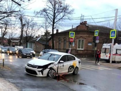 В центре Краснодара столкнулись два автомобиля такси. Пострадал человек