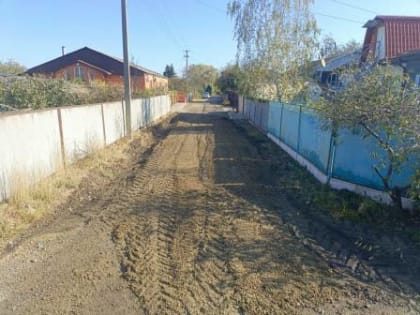 Кампания против ям и келейности: в Белореченске продолжается грейдирование дорог
