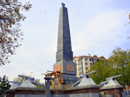 Ремонт памятника продолжается