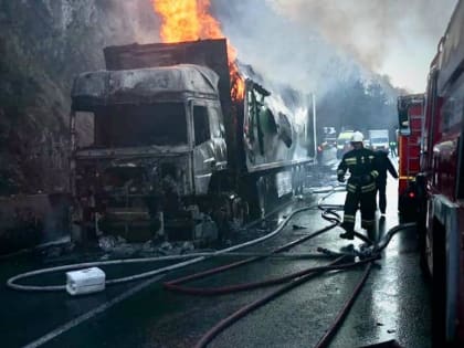 ​В Сочи сгорела фура с макулатурой (фото)