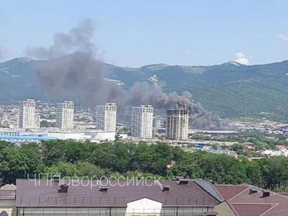 Над Новороссийском поднялся чёрный столб дыма от горящих покрышек