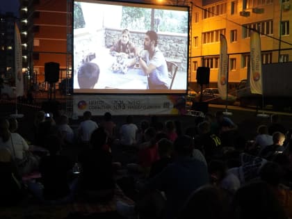 Семейную комедию под открытым небом на ул. Российской посмотрели около 400 краснодарцев