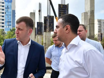 Евгений Наумов проверил ход строительства ФОКа на территории школы № 20