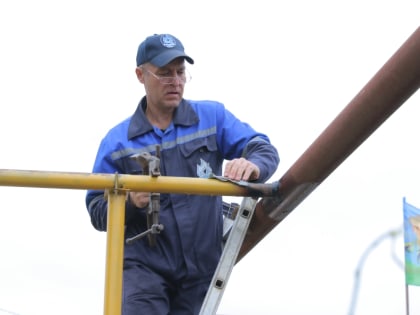 Евгений Наумов поздравил работников нефтяной и газовой промышленности с профессиональным праздником