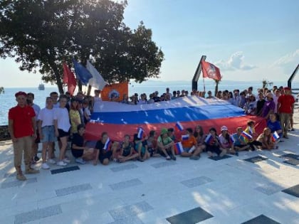 Динчане развернули Флаг России на набережной в Кабардинке