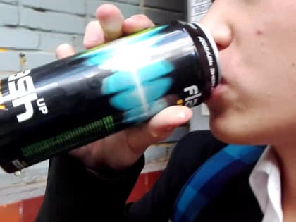 В России предложили запретить продажу энергетиков несовершеннолетним